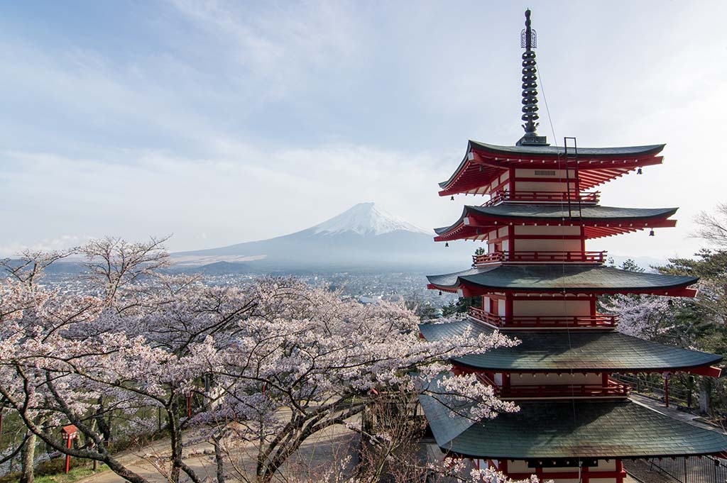 Chureito Tower in Spring. Foto de paceful-jp-scenery