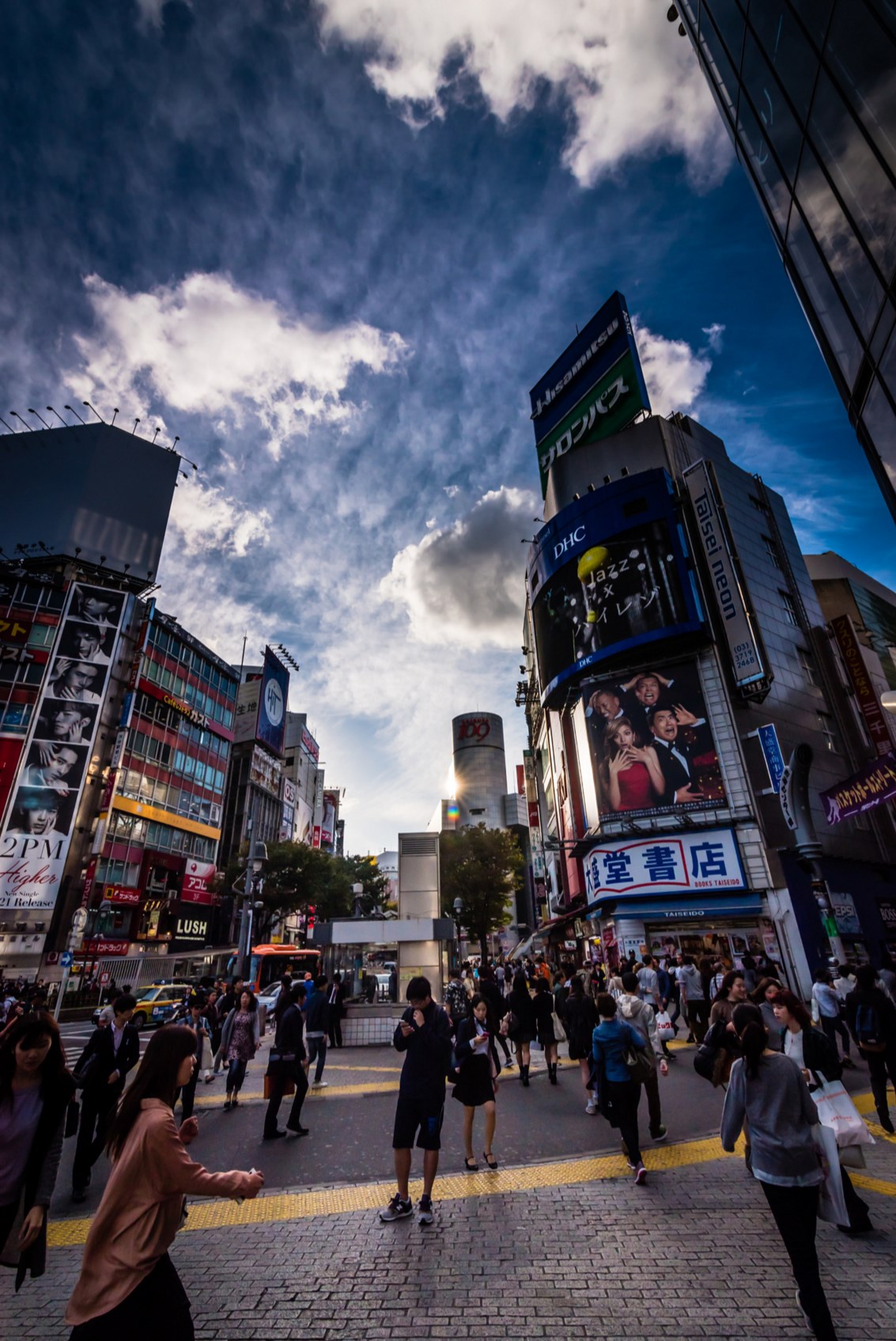 Shibuya clouds. Foto de staf saghiri